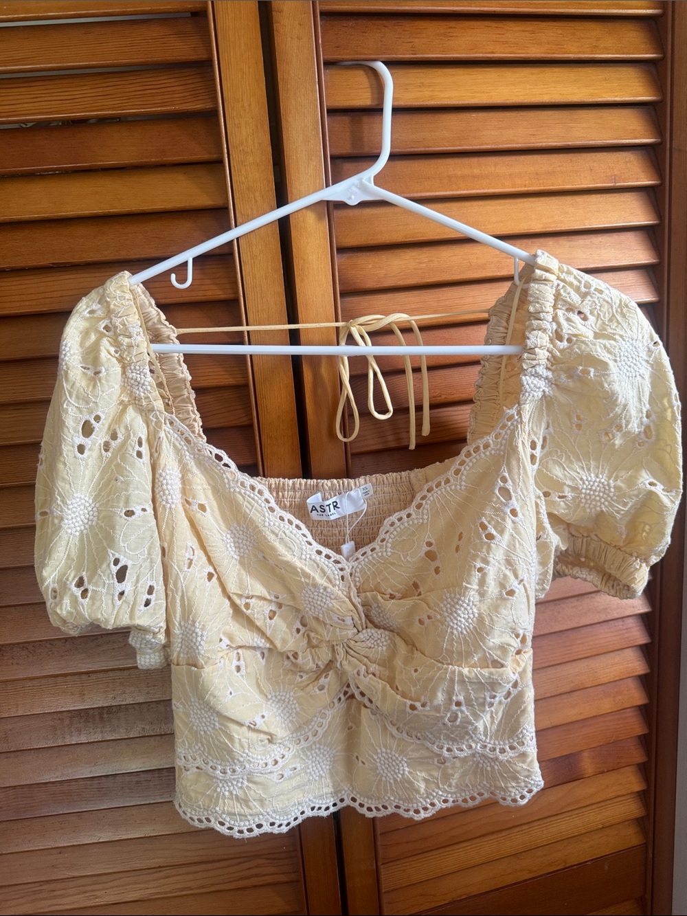 ASTR The Label Yellow Eyelet Tie-Front Puff Sleeve Crop Top size Extra Small - Picture 2 of 4